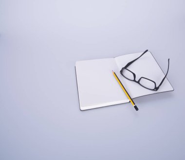 defter ile gözlük ve kalem blackground üzerinde.