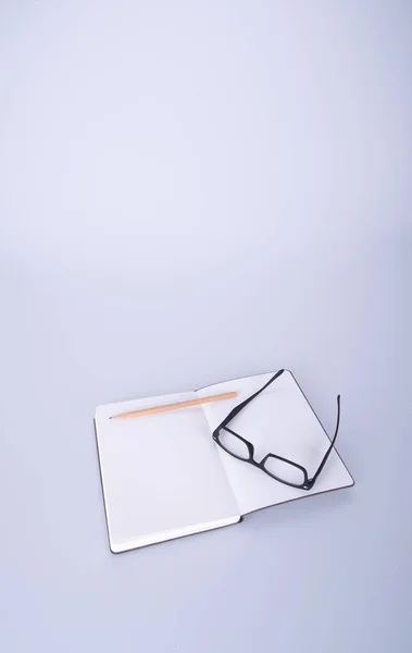Notebook con gafas y bolígrafo en el blackground . —  Fotos de Stock