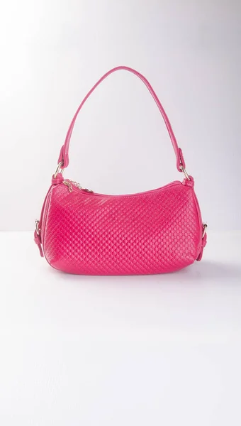 Saco ou saco de moda de cor vermelha no fundo . — Fotografia de Stock