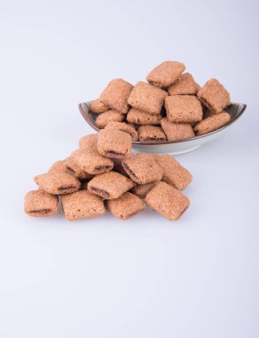 bir arka plan üzerinde krem çikolata çerez ya da bisküvi dolu.