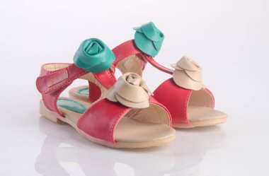 Ayakkabı veya bir arka plan üzerinde güzel küçük kız ayakkabıları.