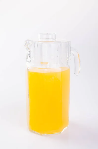 Jus d'orange dans des verres sur fond blanc . — Photo