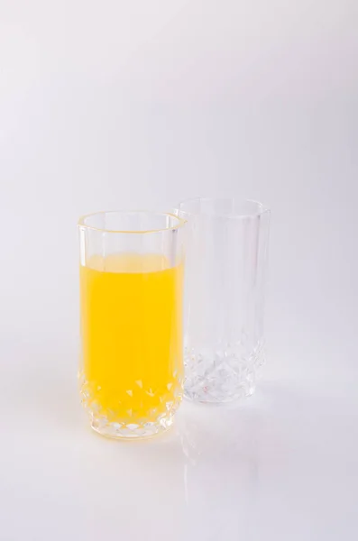 흰색 바탕에 유리에 오렌지 주스. — 스톡 사진