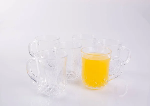 Orangensaft in Gläsern auf weißem Hintergrund. — Stockfoto