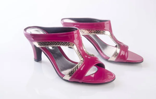 Ayakkabı veya arka plan üzerinde kadın kırmızı ayakkabılar. — Stok fotoğraf