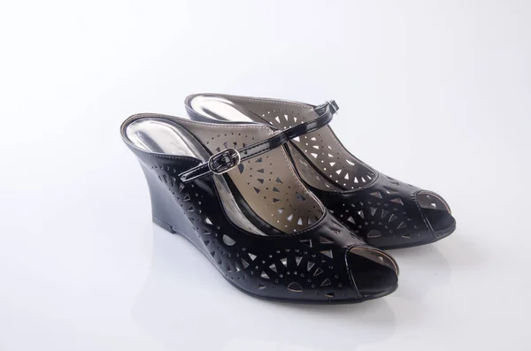 Zapatos o zapatos de señora de color negro sobre un fondo . — Foto de Stock