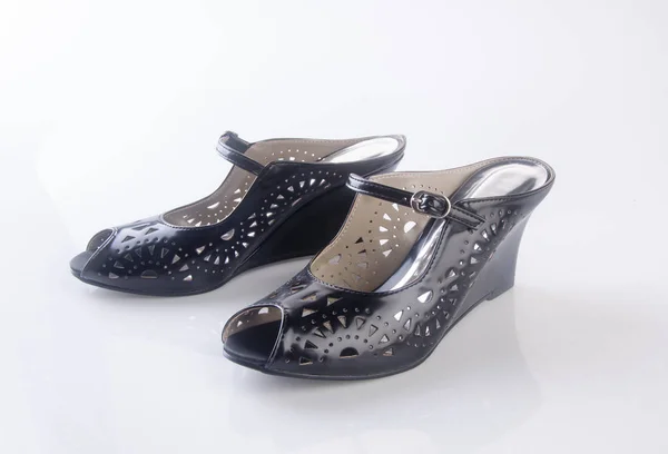 Zapatos o zapatos de señora de color negro sobre un fondo . —  Fotos de Stock