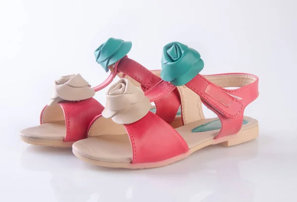 Sko eller vackra lilla flicka skor på en bakgrund. — Stockfoto