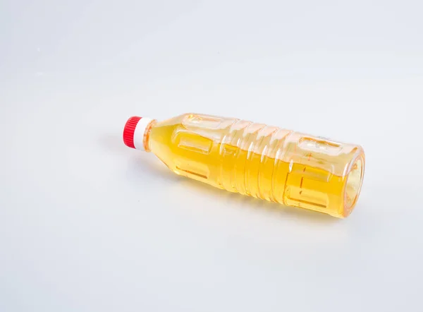 Aceite o aceite en botella de plástico en el fondo . — Foto de Stock