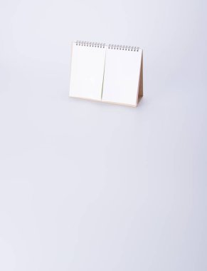 Takvim veya arka planda boş masa takvimi.