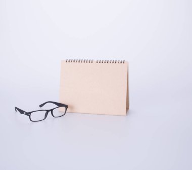 Takvim ya da takvim arka plan ile gözlük.