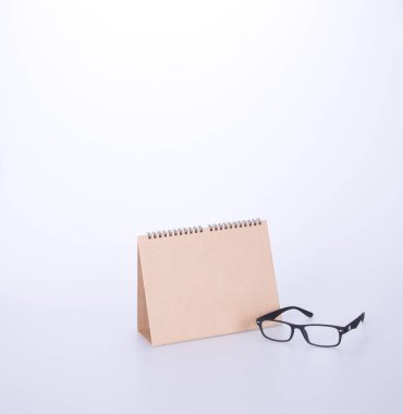 Takvim ya da takvim arka plan ile gözlük.