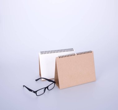 Takvim ya da takvim arka plan ile gözlük.