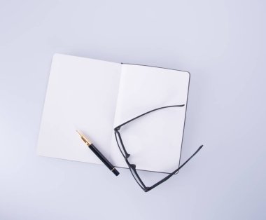 defter ile gözlük ve kalem blackground üzerinde.