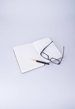 defter ile gözlük ve kalem blackground üzerinde.