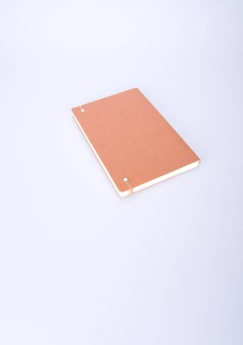 Not Defteri veya kahverengi kapak defter blackground üzerinde.