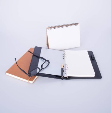 defter ile gözlük ve kalem blackground üzerinde.