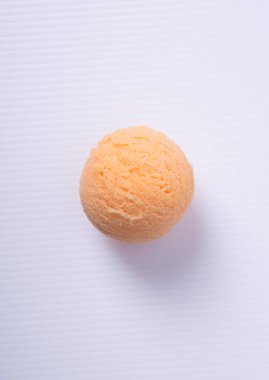 dondurma kaşık veya dondurma topu arka planda.