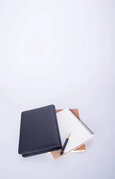 Dagbok eller anteckningsbok med penna på bakgrunden. — Stockfoto