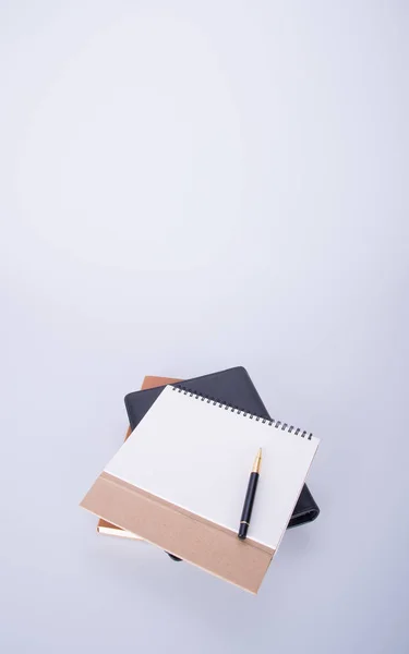 Kalender- eller penna med kalender på bakgrunden. — Stockfoto