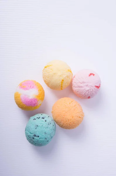 아이스크림 국자 또는 백그라운드에 아이스크림 볼. — 스톡 사진