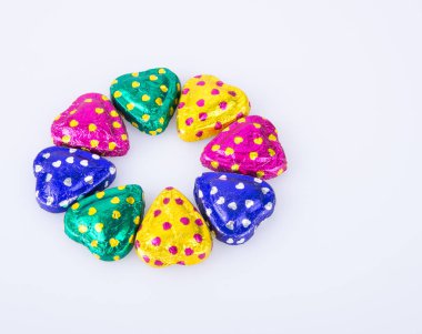 Çikolata ya da renkli kalp şekli bir arka plan üzerinde çikolata.