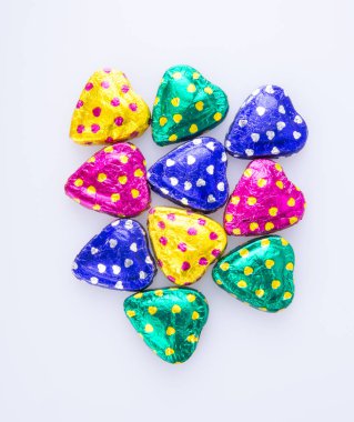 Çikolata ya da renkli kalp şekli bir arka plan üzerinde çikolata.