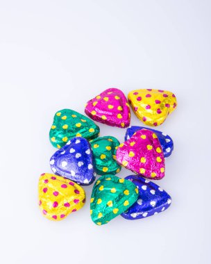 Çikolata ya da renkli kalp şekli bir arka plan üzerinde çikolata.