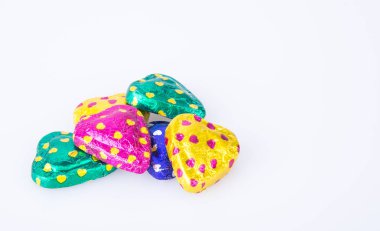 Çikolata ya da renkli kalp şekli bir arka plan üzerinde çikolata.