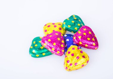 Çikolata ya da renkli kalp şekli bir arka plan üzerinde çikolata.