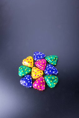 Çikolata ya da renkli kalp şekli bir arka plan üzerinde çikolata.