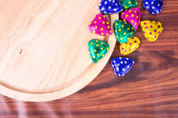 Chocolade of kleurrijke hart vorm chocolade op een achtergrond. — Stockfoto