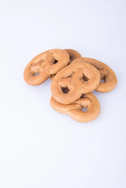 Biscoito ou biscoito pretzel em um fundo . — Fotografia de Stock