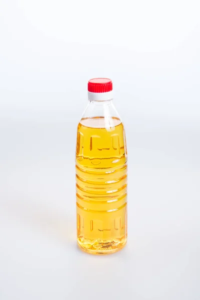 Óleo ou óleo em garrafa de plástico no fundo . — Fotografia de Stock