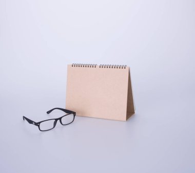 Takvim ya da takvim arka plan ile gözlük.