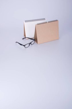 Takvim ya da takvim arka plan ile gözlük.