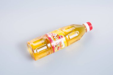 Singapur - 14 Kasım 2016: Bıçak pişirme petrol plastik şişe