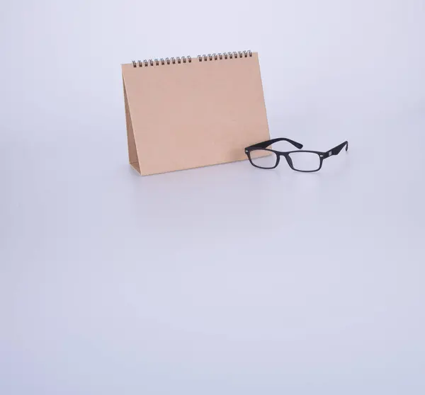 Kalender oder Brille auf dem Kalender mit Hintergrund. — Stockfoto