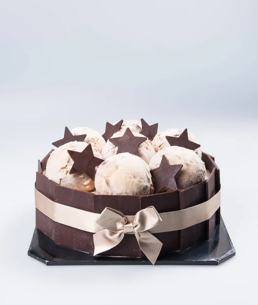 Torta o torta al cioccolato su uno sfondo . — Foto Stock