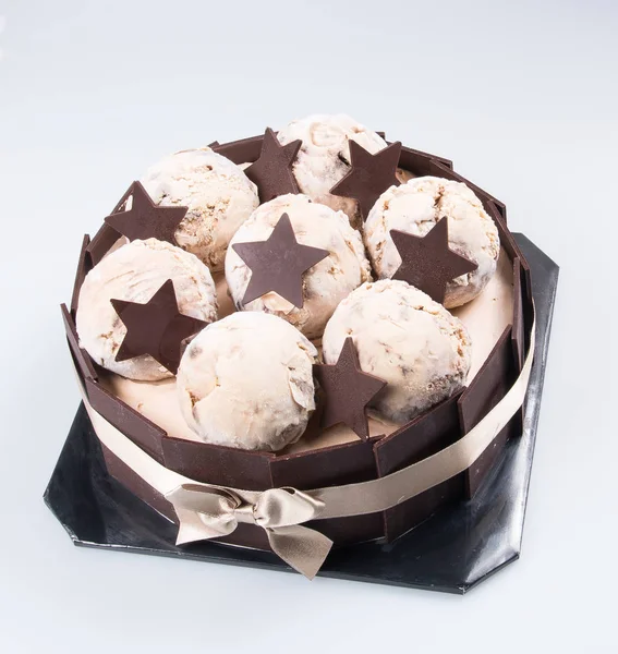Gâteau ou gâteau d'anniversaire sur un fond . — Photo