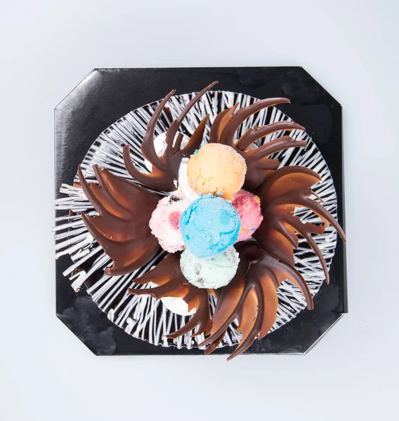 Bolo ou bolo de chocolate em um fundo . — Fotografia de Stock