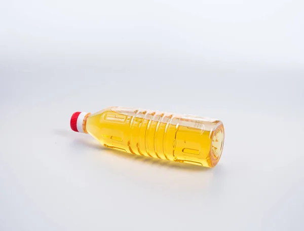 Óleo ou óleo em garrafa de plástico no fundo . — Fotografia de Stock