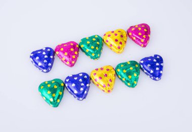 Çikolata ya da renkli kalp şekli bir arka plan üzerinde çikolata.