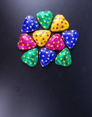 Çikolata ya da renkli kalp şekli bir arka plan üzerinde çikolata.