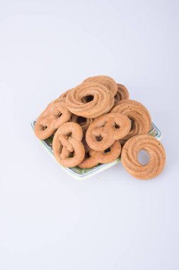 çerez ya da plaka bir arka plan üzerinde çeşitli tanımlama bilgileri.