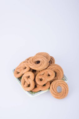 çerez ya da plaka bir arka plan üzerinde çeşitli tanımlama bilgileri.