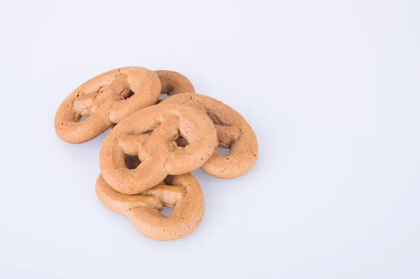 Biscoito ou biscoito pretzel em um fundo . — Fotografia de Stock