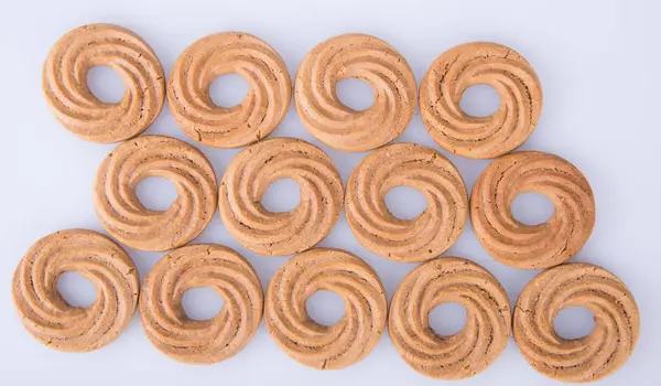 Galletas o galletas de anillo sobre un fondo . —  Fotos de Stock