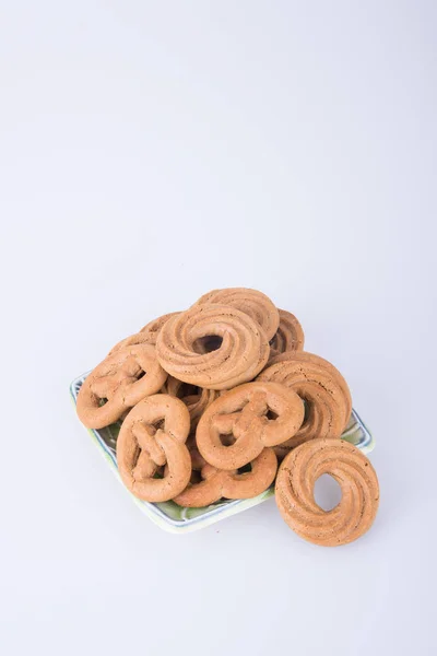 Galletas o galletas surtidas en plato sobre un fondo . —  Fotos de Stock