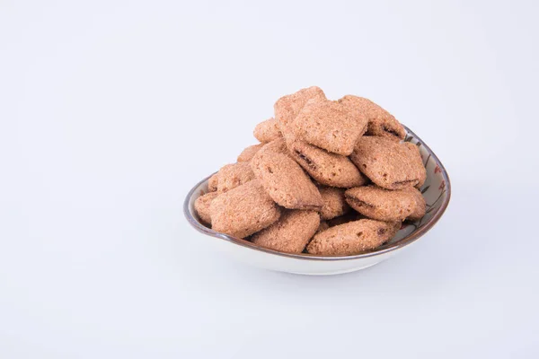 Biscoitos ou biscoitos cheios de creme de chocolate em um fundo . — Fotografia de Stock